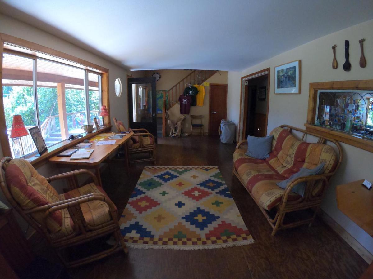 Up The Creek Backpacker'S Lodge Roberts Creek Экстерьер фото