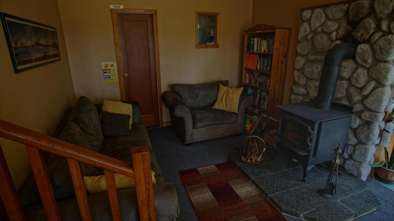Up The Creek Backpacker'S Lodge Roberts Creek Экстерьер фото