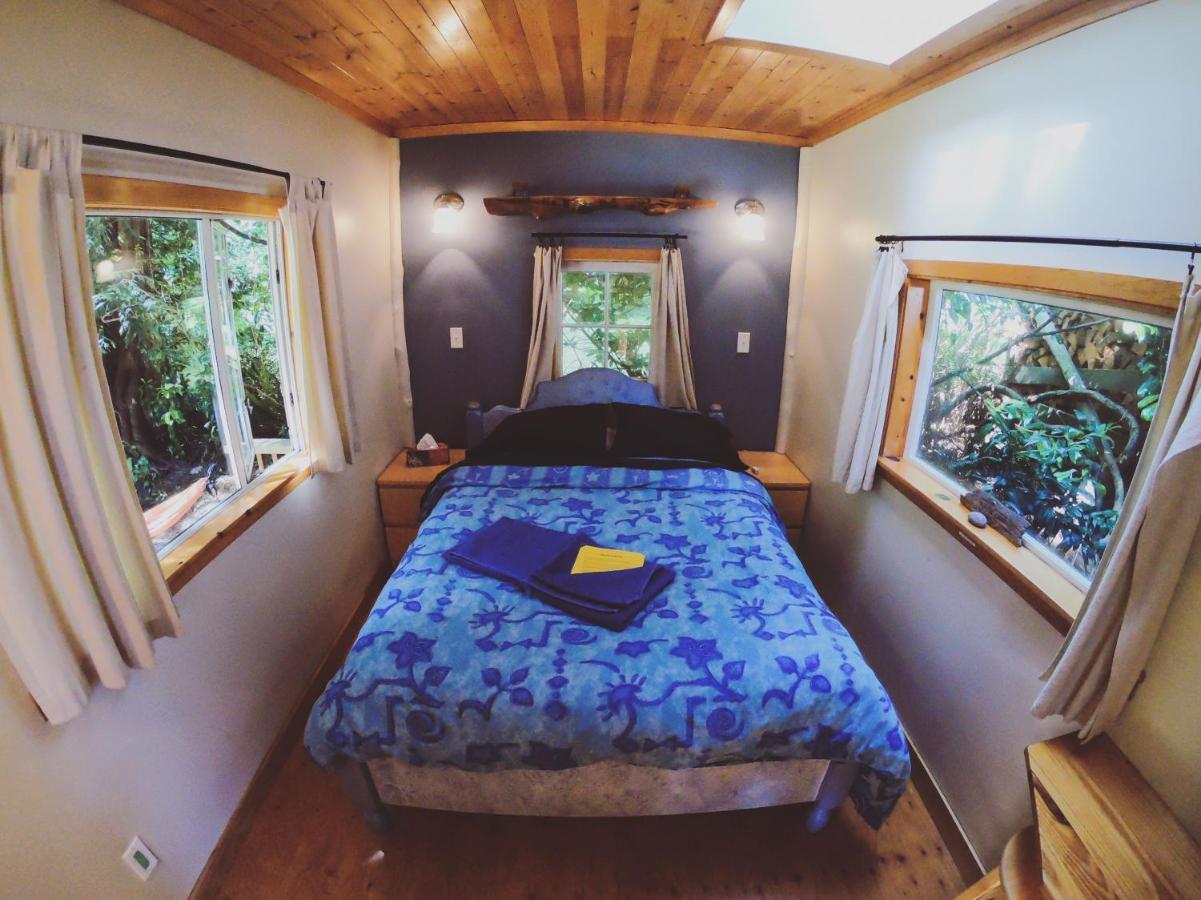 Up The Creek Backpacker'S Lodge Roberts Creek Экстерьер фото
