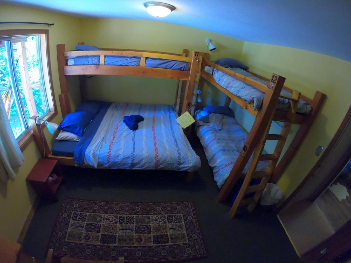 Up The Creek Backpacker'S Lodge Roberts Creek Экстерьер фото